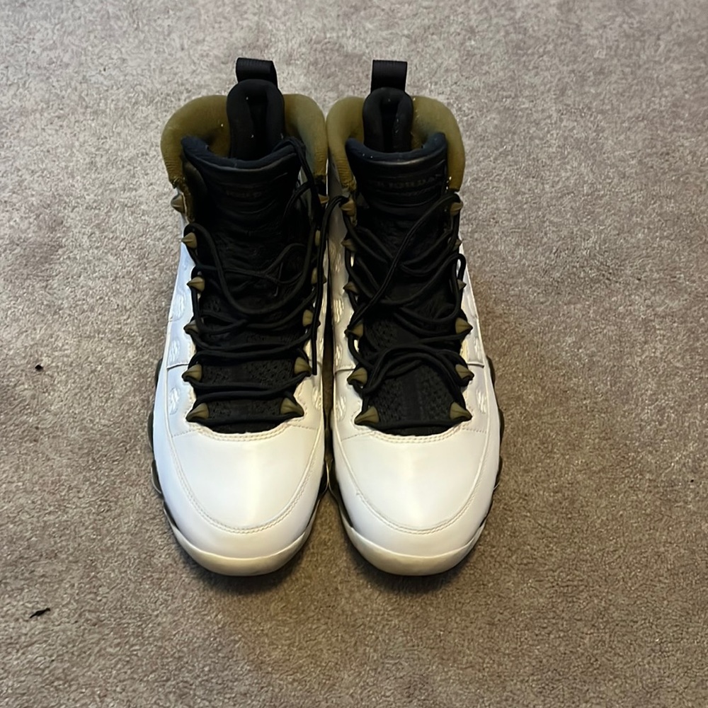Jordan 9 statue size 9 white/olive